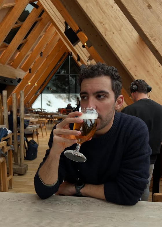 Alejandro bebiendo cerveza
